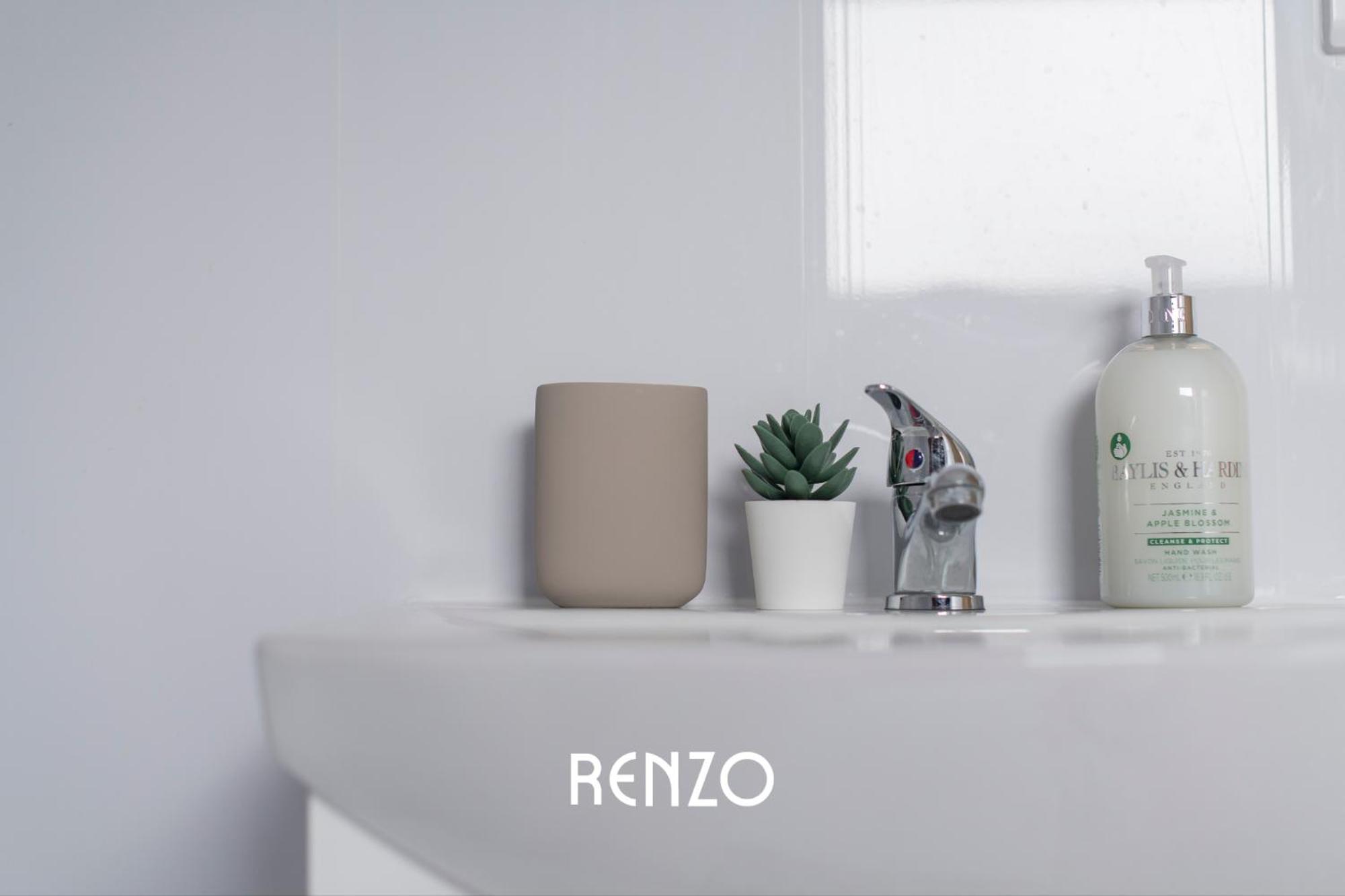 Bright And Warm 3-bed In By Renzo, Free Wi-fi, Sleeps 6! *
